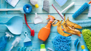 Różne narzędzia i środki do czyszczenia srebra na stole